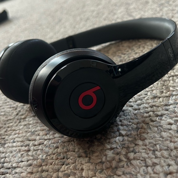 Beats by Dr. Dre Solo 2 Headphones - Picture 5 of 11